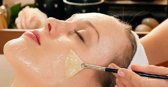 Limpieza de la piel del rostro con gelatina sin sabor o neutra