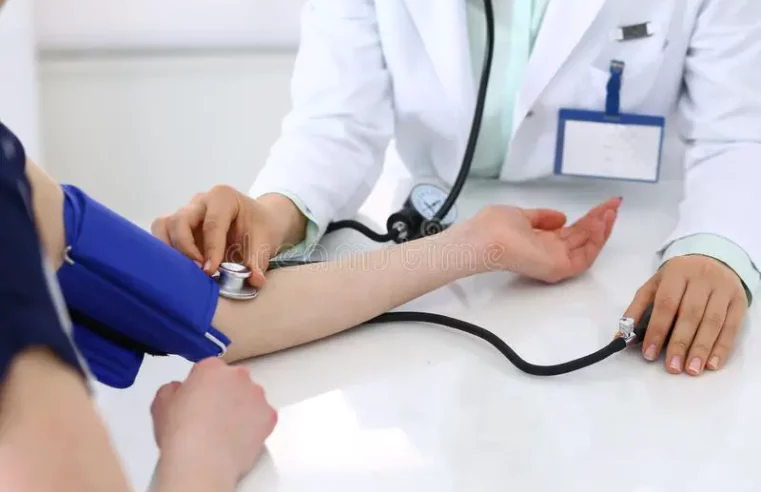 Principales síntomas de la hipertensión y 6 maneras de controlarlo sin medicamentos